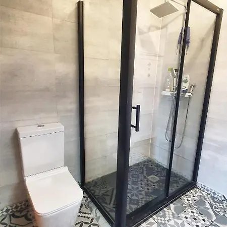 Tuul Etxea, En Caserio A 8km De Bilbao, Bano Compartido